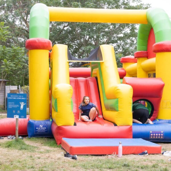 Jeu gonflables pour enfants au camping Domaine de Bréhadour