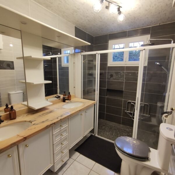 Salle de bain au Gîte Chez Madeleine à Lanobre à Cantal dans l’Auvergne-Rhône-Alpes