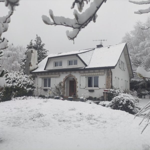 Vue extérieure du Gîte Chez Madeleine dans la neige à Lanobre à Cantal dans l’Auvergne-Rhône-Alpes