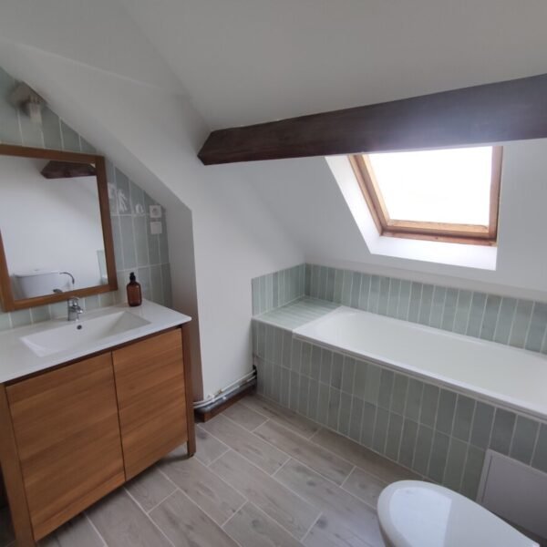 Salle de bain avec baignoire au Gîte Chez Madeleine à Lanobre à Cantal dans l’Auvergne-Rhône-Alpes