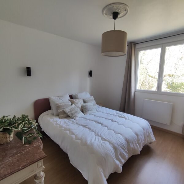 Chambre avec double lit au Gîte Chez Madeleine à Lanobre à Cantal dans l’Auvergne-Rhône-Alpes