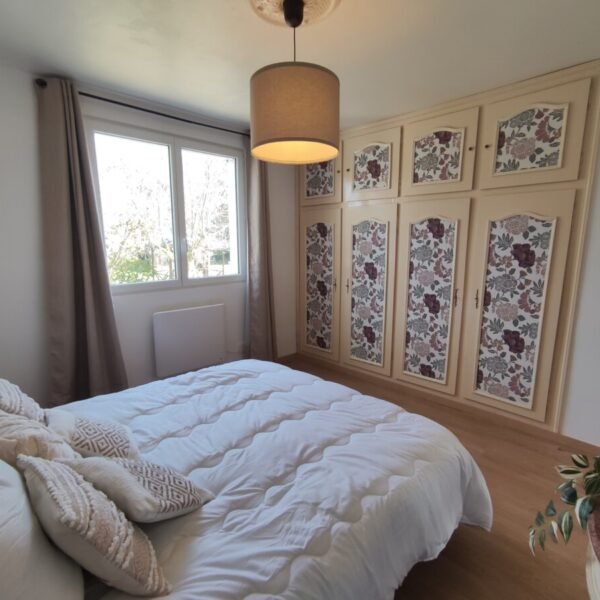 Chambre avec double lit au Gîte Chez Madeleine à Lanobre à Cantal dans l’Auvergne-Rhône-Alpes