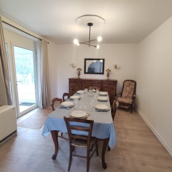 Salle à manger au Gîte Chez Madeleine à Lanobre à Cantal dans l’Auvergne-Rhône-Alpes