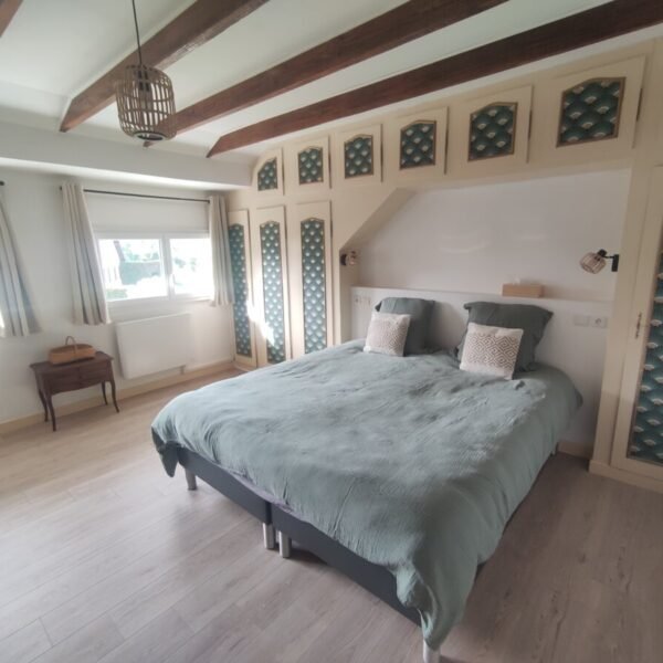 Chambre avec double lit au Gîte Chez Madeleine à Lanobre à Cantal dans l’Auvergne-Rhône-Alpes
