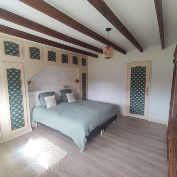 Chambre avec double lit au Gîte Chez Madeleine à Lanobre à Cantal dans l’Auvergne-Rhône-Alpes
