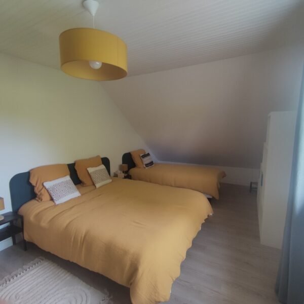 Chambre avec double lit au Gîte Chez Madeleine à Lanobre à Cantal dans l’Auvergne-Rhône-Alpes