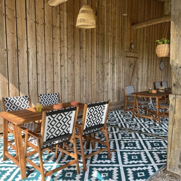 Terrasse avec table à la Maison d'Hôtes Hozho Tempo à Grézet-Cavagnan en Lot-et-Garonne en Nouvelle-Aquitaine