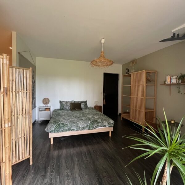 Chambre avec double lit à la Maison d'Hôtes Hozho Tempo à Grézet-Cavagnan en Lot-et-Garonne en Nouvelle-Aquitaine