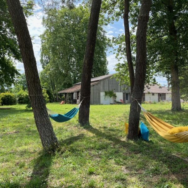 Jardin avec hamac à la Maison d'Hôtes Hozho Tempo à Grézet-Cavagnan en Lot-et-Garonne en Nouvelle-Aquitaine