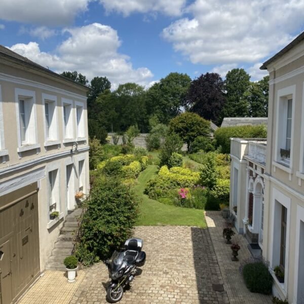 Vue sur la nature au jardin des deux ponts dans la Somme à Abbeville