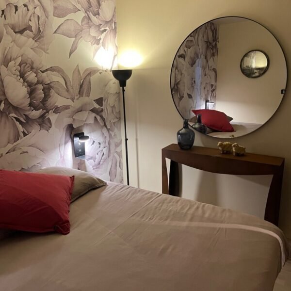 Chambre avec lit et miroir au Gîtes Le 6 L'Oliveraie à Martigues en Bouches-du-Rhône en Provence-Alpes-Côte d'Azur