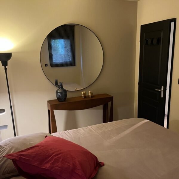 Chambre avec lit au Gîtes Le 6 L'Oliveraie à Martigues en Bouches-du-Rhône en Provence-Alpes-Côte d'Azur