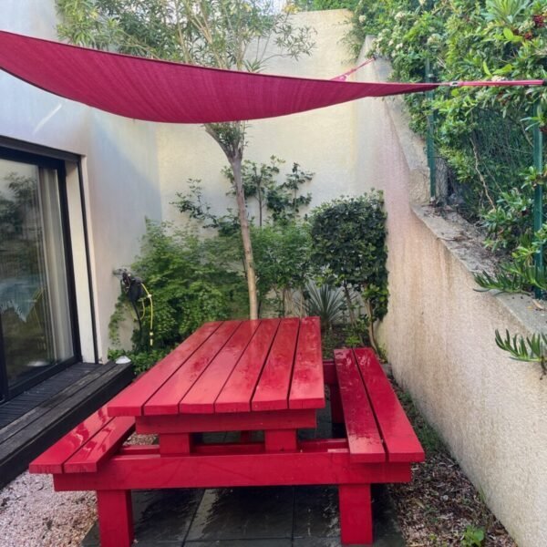 Table et chaises dans le terrasse aux Gîtes Le6loliveraie à Martigues en Bouches-du-Rhône en Provence-Alpes-Côte d'Azur