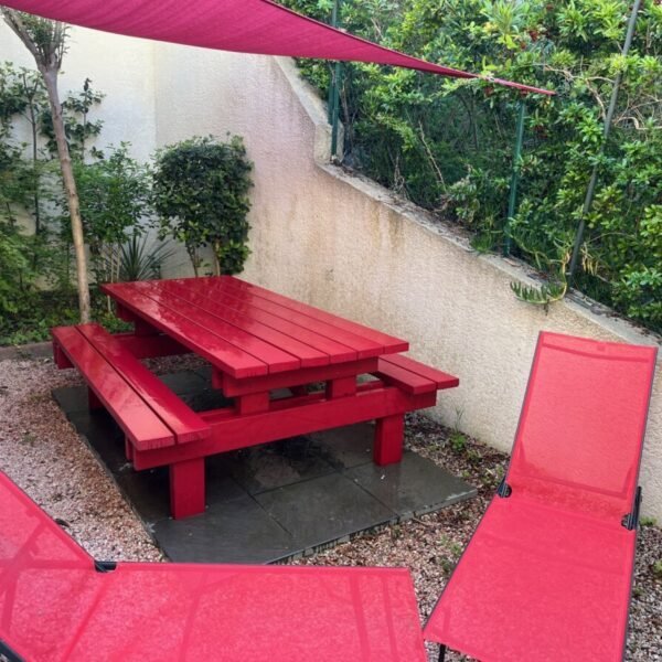 Terrasse avec table et chaises au Gîtes Le 6 L'Oliveraie à Martigues en Bouches-du-Rhône en Provence-Alpes-Côte d'Azur