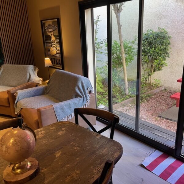 Salle à manger avec vue sur la terrasse au Gîtes Le 6 L'Oliveraie à Martigues en Bouches-du-Rhône en Provence-Alpes-Côte d'Azur