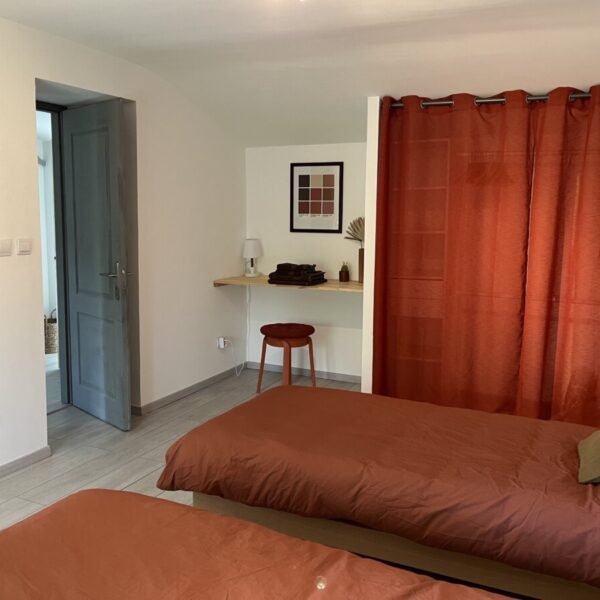 Chambre avec deux lits à la Maison d'Hôtes Hozho Tempo à Grézet-Cavagnan en Lot-et-Garonne en Nouvelle-Aquitaine