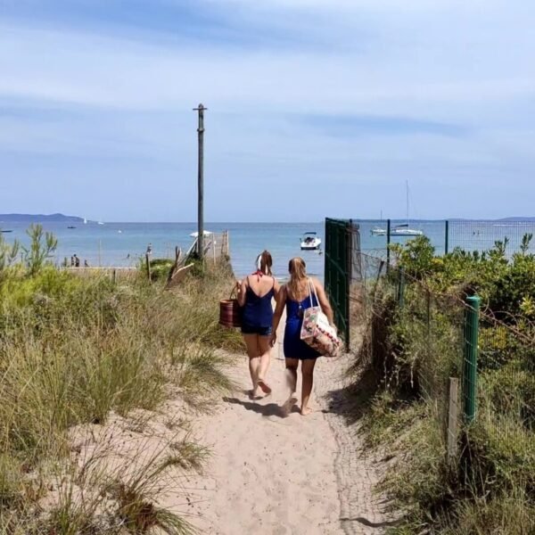 Accès à la plage au Camping la Bergerie à Hyères dans le Var en Provence-Alpes-Côte d'Azur