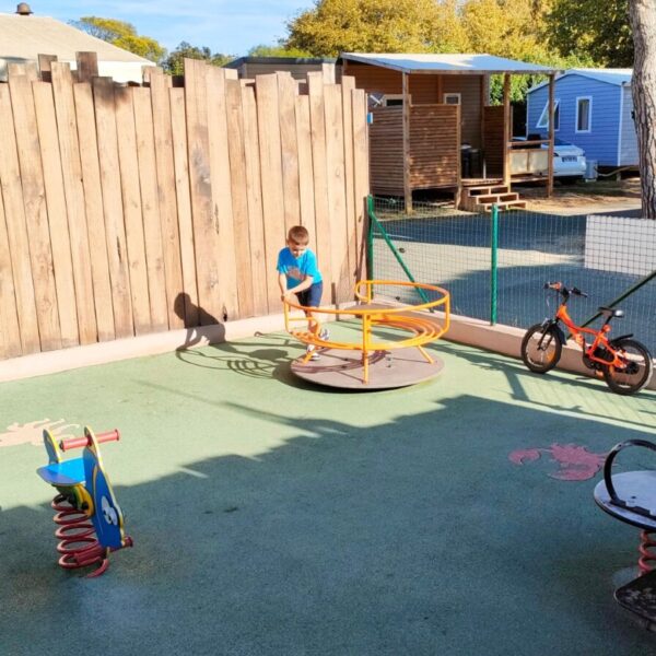 Aire de jeux pour enfants au Camping la Bergerie à Hyères dans le Var en Provence-Alpes-Côte d'Azur
