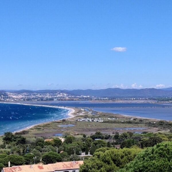 Vue aérienne du Camping la Bergerie à Hyères dans le Var en Provence-Alpes-Côte d'Azur