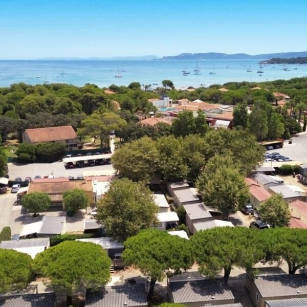 Vue aérienne du Camping la Bergerie à Hyères dans le Var en Provence-Alpes-Côte d'Azur
