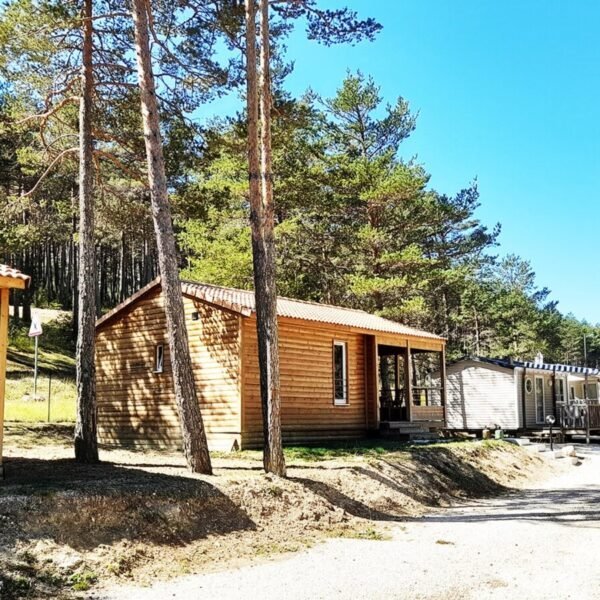 Mobil home au Camping la Pinatelle à Saint-Auban dans les Alpes-Maritimes en Provence-Alpes-Côte d'Azur