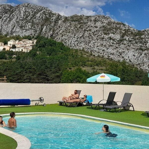 Piscine au Camping la Pinatelle à Saint-Auban dans les Alpes-Maritimes en Provence-Alpes-Côte d'Azur