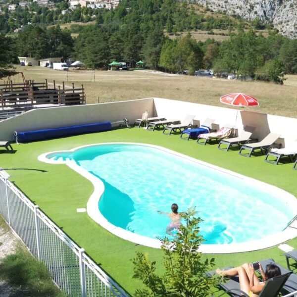 Vue aérienne de la piscine au Camping la Pinatelle à Saint-Auban dans les Alpes-Maritimes en Provence-Alpes-Côte d'Azur