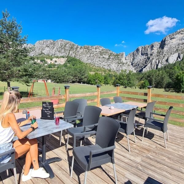 Restaurant au Camping la Pinatelle à Saint-Auban dans les Alpes-Maritimes en Provence-Alpes-Côte d'Azur