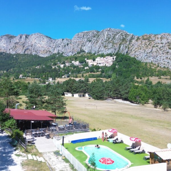 Vue aérienne au Camping la Pinatelle à Saint-Auban dans les Alpes-Maritimes en Provence-Alpes-Côte d'Azur