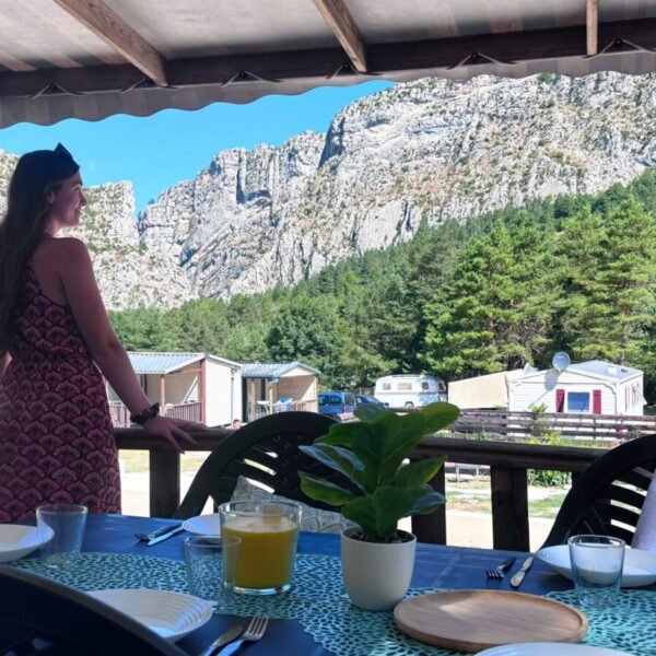 Vue avec terrasse au Camping la Pinatelle à Saint-Auban dans les Alpes-Maritimes en Provence-Alpes-Côte d'Azur