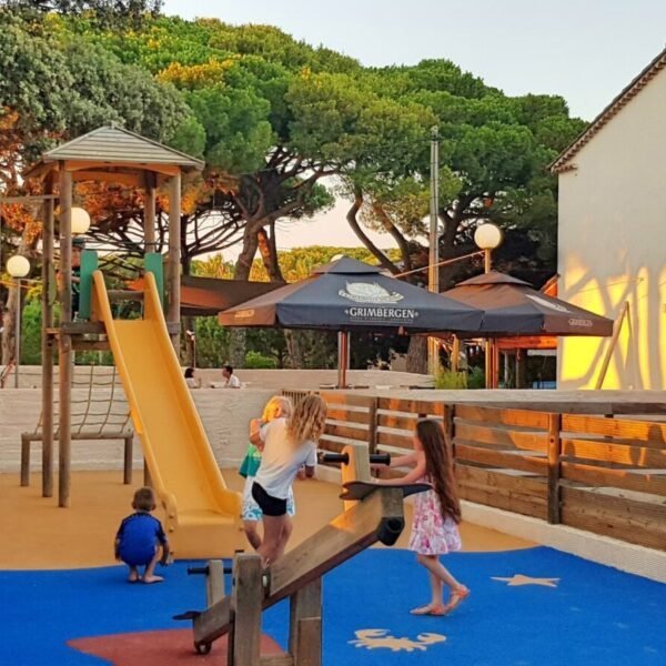 Aire de jeux au Camping le Méditerranée à Hyères dans le Var en Provence-Alpes-Côte d'Azur