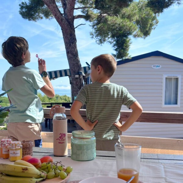 Enfants au Camping le Méditerranée à Hyères dans le Var en Provence-Alpes-Côte d'Azur