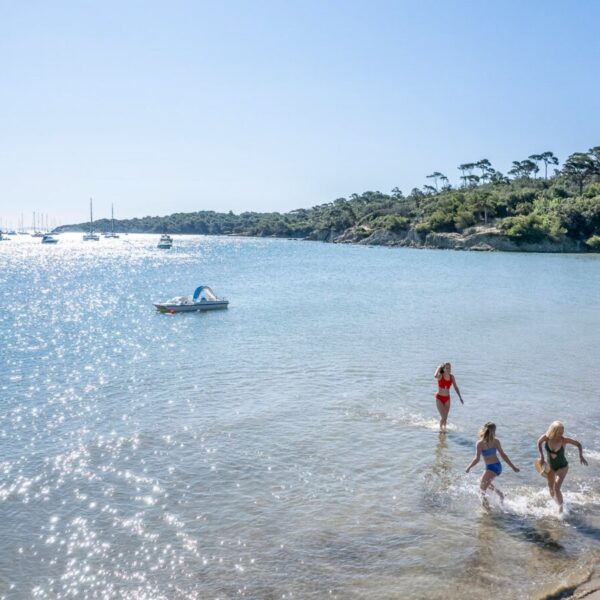 Plage famille au Camping le Méditerranée à Hyères dans le Var en Provence-Alpes-Côte d'Azur