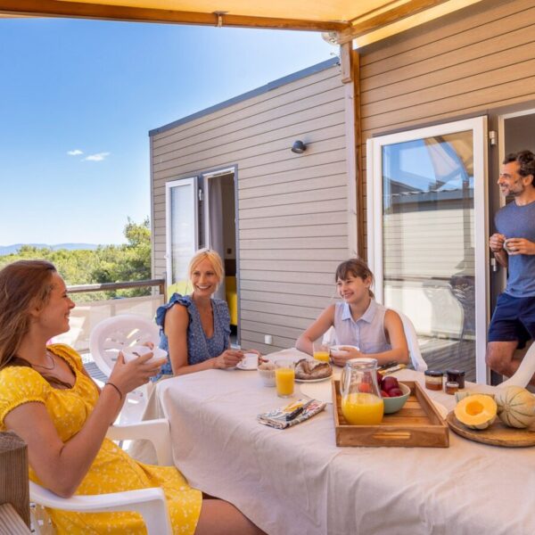 Terrasse avec vue sur la mer au Camping le Méditerranée à Hyères dans le Var en Provence-Alpes-Côte d'Azur