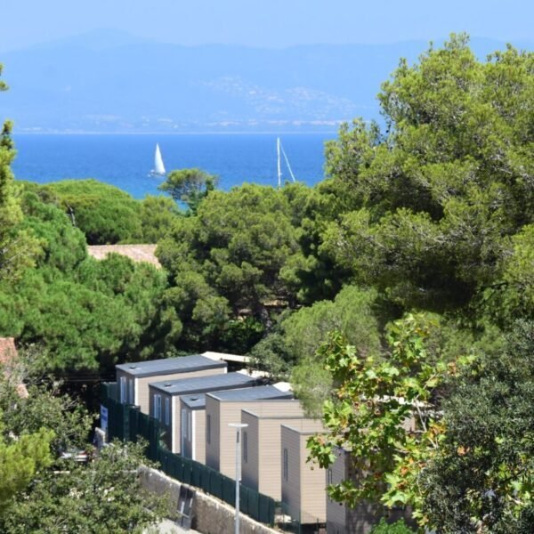 Vue sur la mer au Camping le Méditerranée à Hyères dans le Var en Provence-Alpes-Côte d'Azur