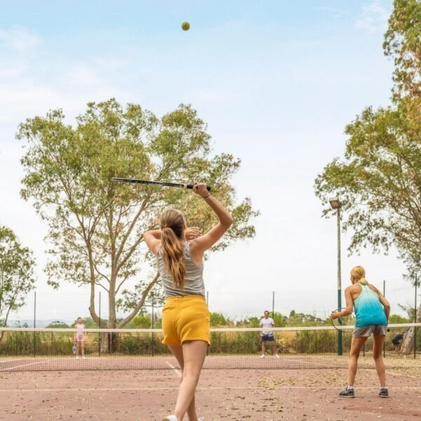 Terrain de tennis au Camping Les Palmiers à Hyères dans le Var en Provence-Alpes-Côte d'Azur