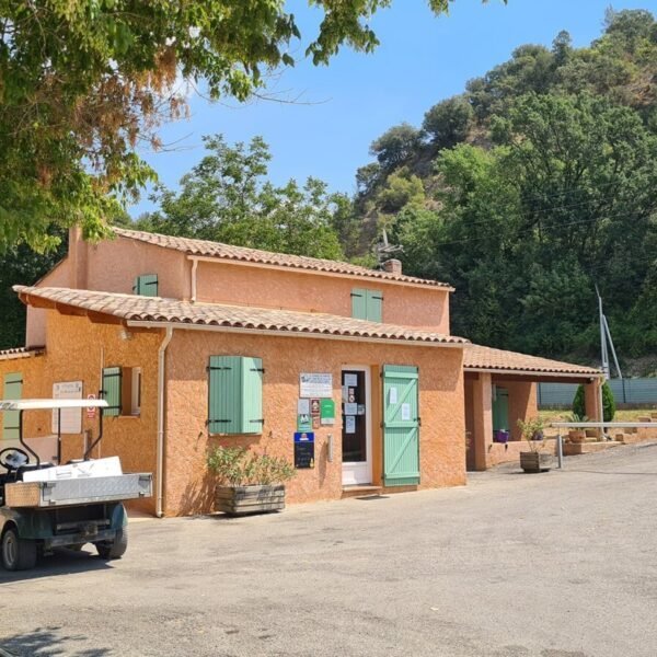 Acceuil au Camping l'Oxygène à Valensole dans l’Alpes-de-Haute-Provence en Provence-Alpes-Côte d'Azur