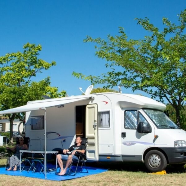 Emplacement et camping car au Camping l'Oxygène à Valensole dans l’Alpes-de-Haute-Provence en Provence-Alpes-Côte d'Azur