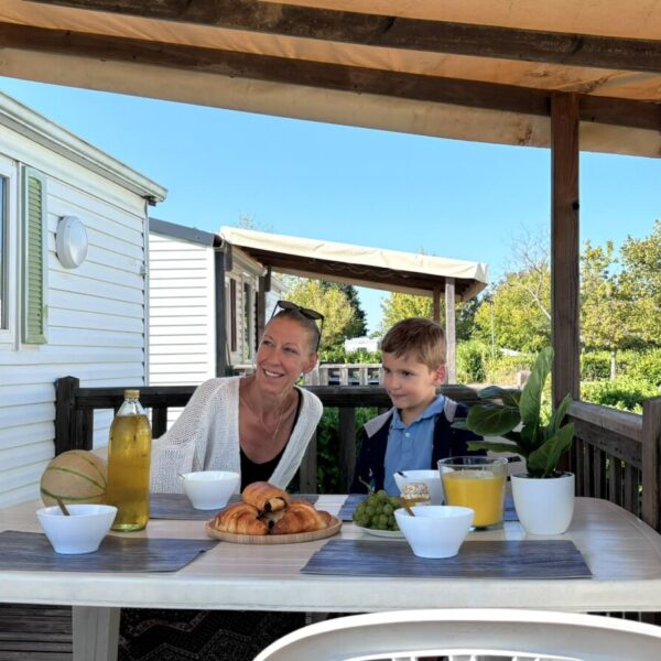 Petit déjeuner au Camping l'Oxygène à Valensole dans l’Alpes-de-Haute-Provence en Provence-Alpes-Côte d'Azur