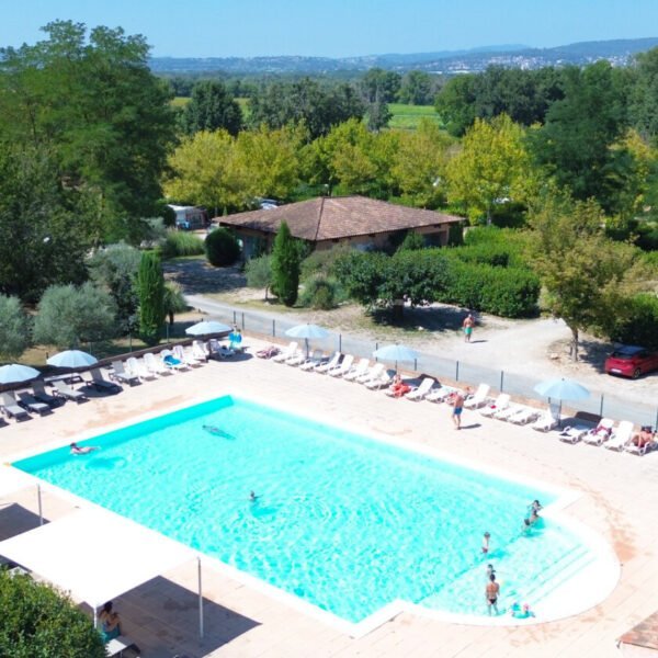 Vue aérienne de la piscine au Camping l'Oxygène à Valensole dans l’Alpes-de-Haute-Provence en Provence-Alpes-Côte d'Azur