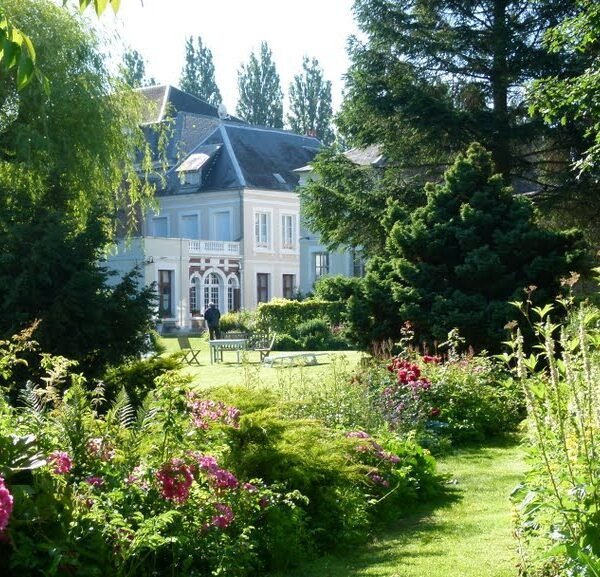 Vue sur la nature au jardin des deux ponts dans la Somme à Abbeville