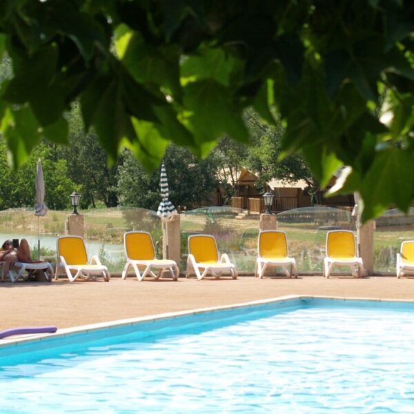 Piscine au Camping NATURISTE le Petit Arlane à Valensole dans le Alpes-de-Haute-Provence en Provence-Alpes-Côte d'Azur