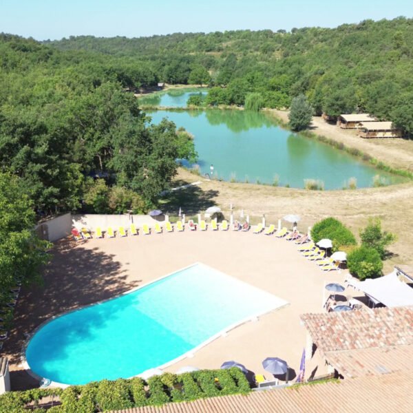 Vue aérienne au Camping NATURISTE le Petit Arlane à Valensole dans le Alpes-de-Haute-Provence en Provence-Alpes-Côte d'Azur