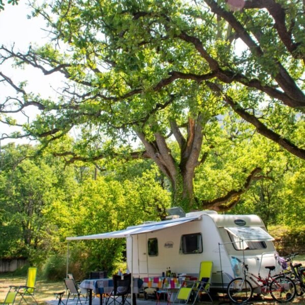 Camping car au Camping Saint Clair à Moustiers-Sainte-Marie dans les Alpes-de-Haute-Provence en Provence-Alpes-Côte d'Azur