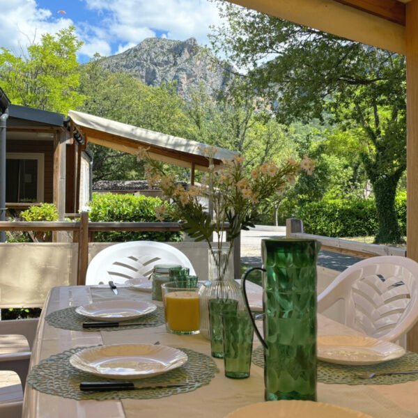 Terrasse au Camping Saint Clair à Moustiers-Sainte-Marie dans les Alpes-de-Haute-Provence en Provence-Alpes-Côte d'Azur