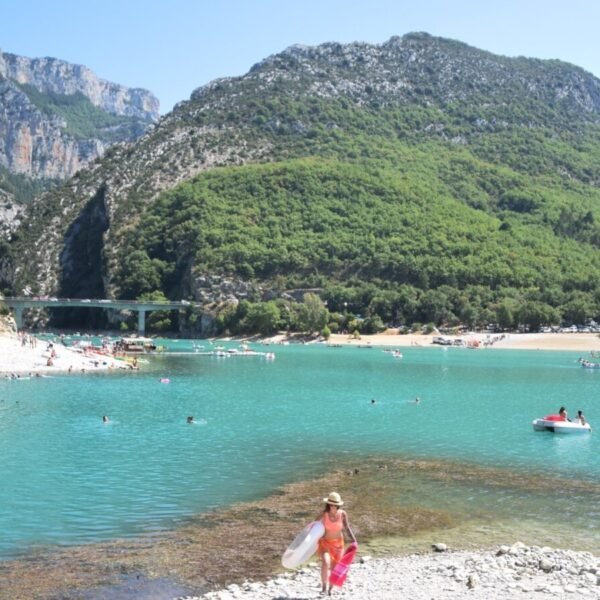 Lac à coté du Camping Saint Clair à Moustiers-Sainte-Marie dans les Alpes-de-Haute-Provence en Provence-Alpes-Côte d'Azur