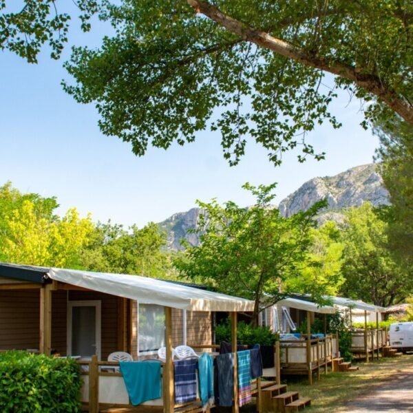 Mobil home avec vue sur la montagne au Camping Saint Clair à Moustiers-Sainte-Marie dans les Alpes-de-Haute-Provence en Provence-Alpes-Côte d'Azur