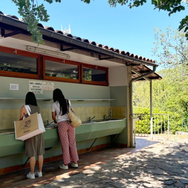 Sanitaires au Camping Saint Clair à Moustiers-Sainte-Marie dans les Alpes-de-Haute-Provence en Provence-Alpes-Côte d'Azur