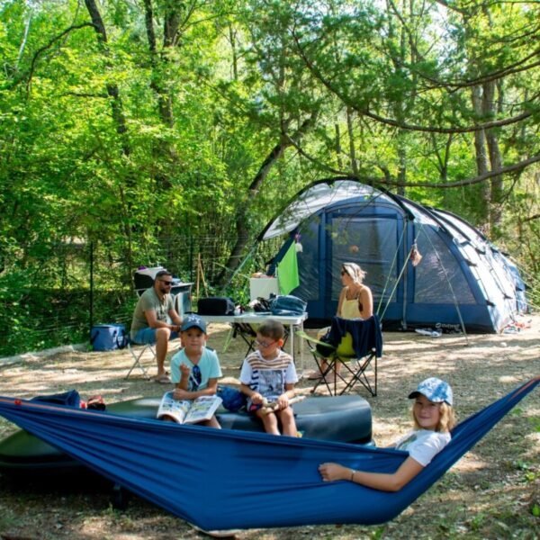 Tente famille au Camping Saint Clair à Moustiers-Sainte-Marie dans les Alpes-de-Haute-Provence en Provence-Alpes-Côte d'Azur
