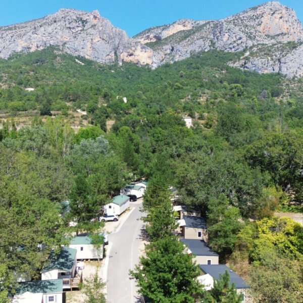 Vue aérienne du Camping Saint Clair à Moustiers-Sainte-Marie dans les Alpes-de-Haute-Provence en Provence-Alpes-Côte d'Azur